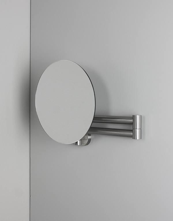 Specchio ingranditore a muro 2 bracci inox 316L, ingrandimento 2X, finitura 022 - brushed